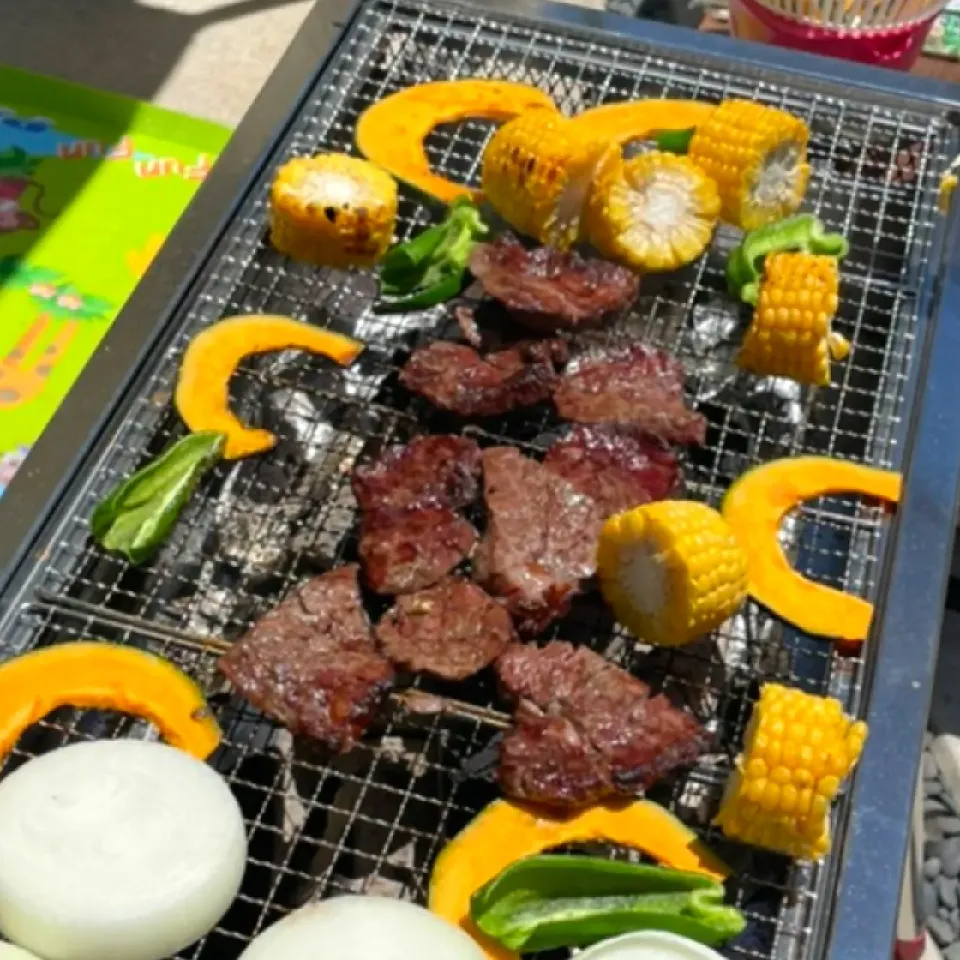 お庭でBBQ🍖🧅🎃🥩
黒毛和牛🐄ステーキをお店でカットして
もらって〰️凄く柔らかくてジューシーで
美味しく頂きました🤗|no-noさん