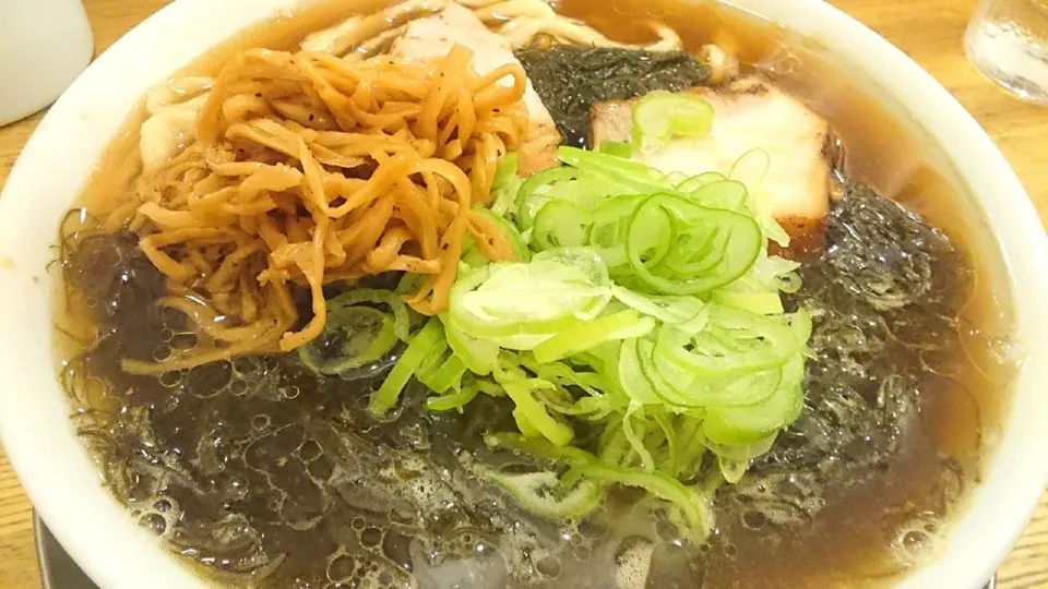 Snapdishの料理写真:【本日の限定】
【食べログ ラーメン TOKYO
百名店 2020 選出店】
麺や 七彩 八丁堀店
もずくそば（1,300円）
＋大盛（250g、並150gと同料金）
@八丁堀3分
（JR東京駅から徒歩13分）
21172|大脇さん