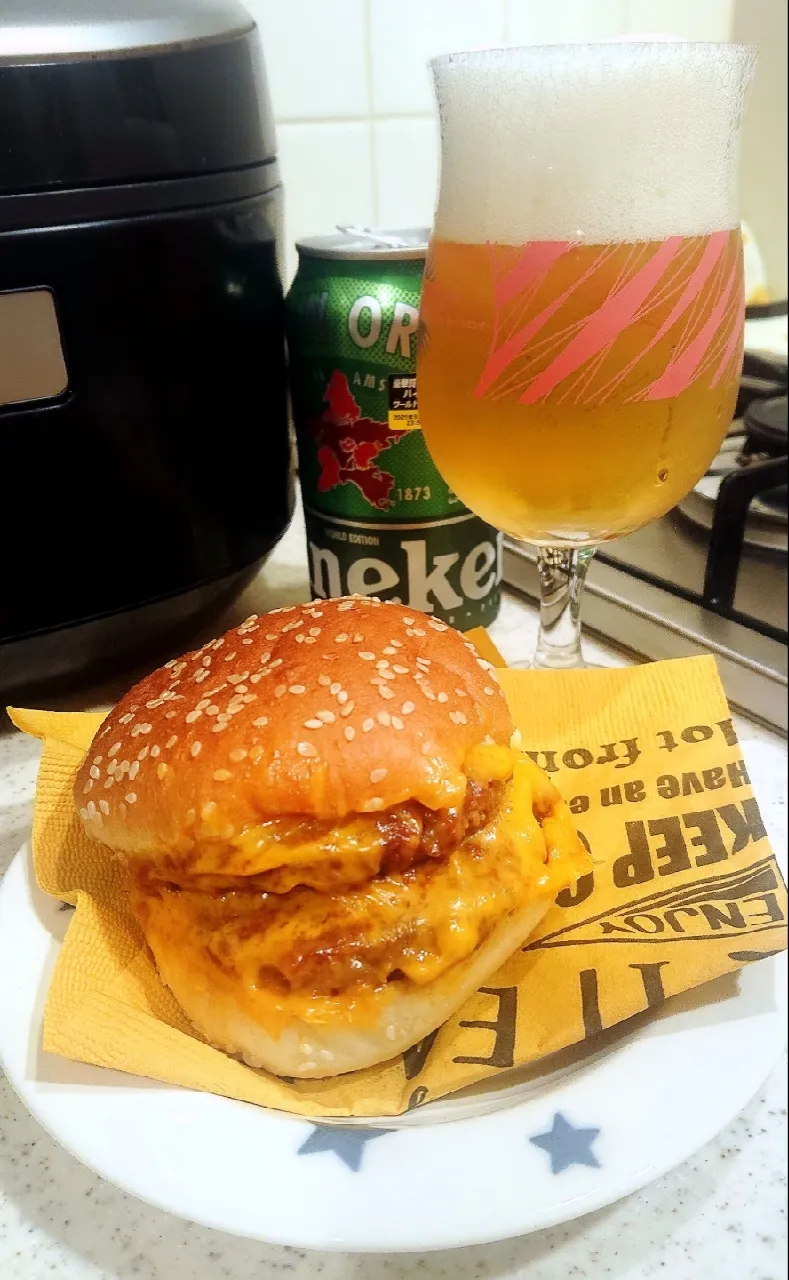 寝起きにダブルバーガー🍔Heineken🍺
#デブ活
#体重増えてくれぇ〰️
#2021/8/9|GGGさん