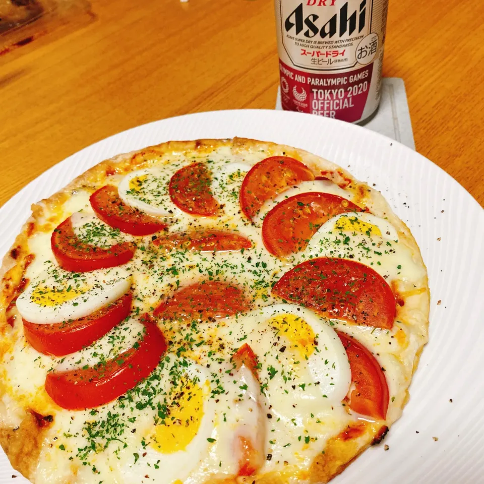 市販のチルドピザにトマト、ゆで玉子、モッツァレラチーズを追加～🍕|naoさん