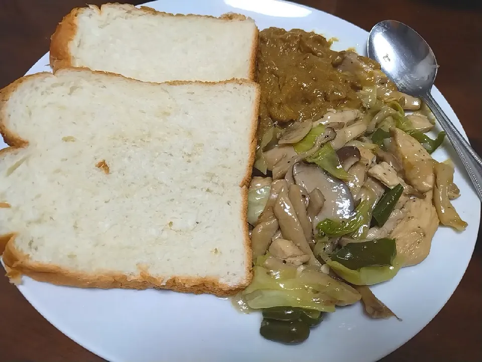 Snapdishの料理写真:mix veggies with breast chicken,,curry and loaf 🍞🥪|mi-amorさん