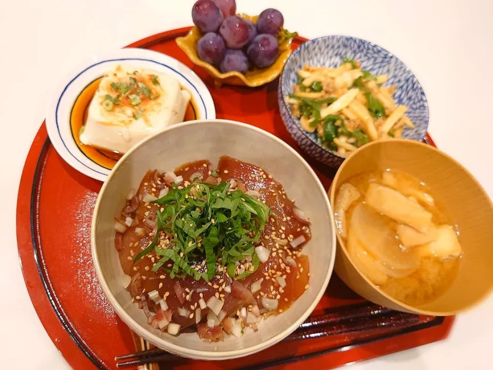 ブリの漬け丼、ピーマン筍ひき肉の味噌炒め、おぼろ豆腐、味噌汁、巨峰|sorsmdさん