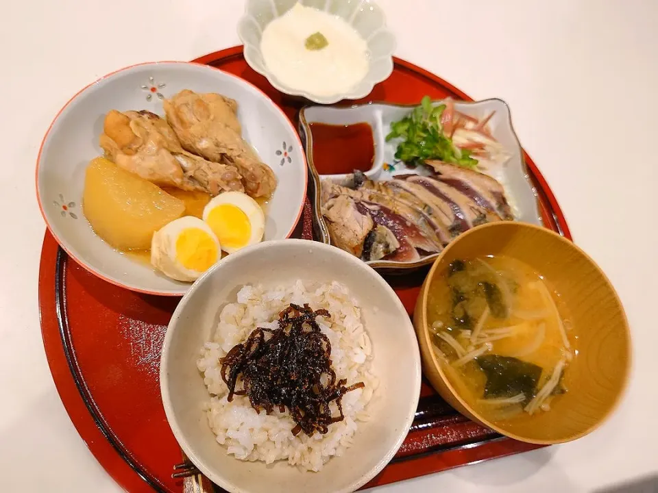 鰹のたたき、鶏手羽と大根の煮物、湯馬刺、味噌汁|sorsmdさん