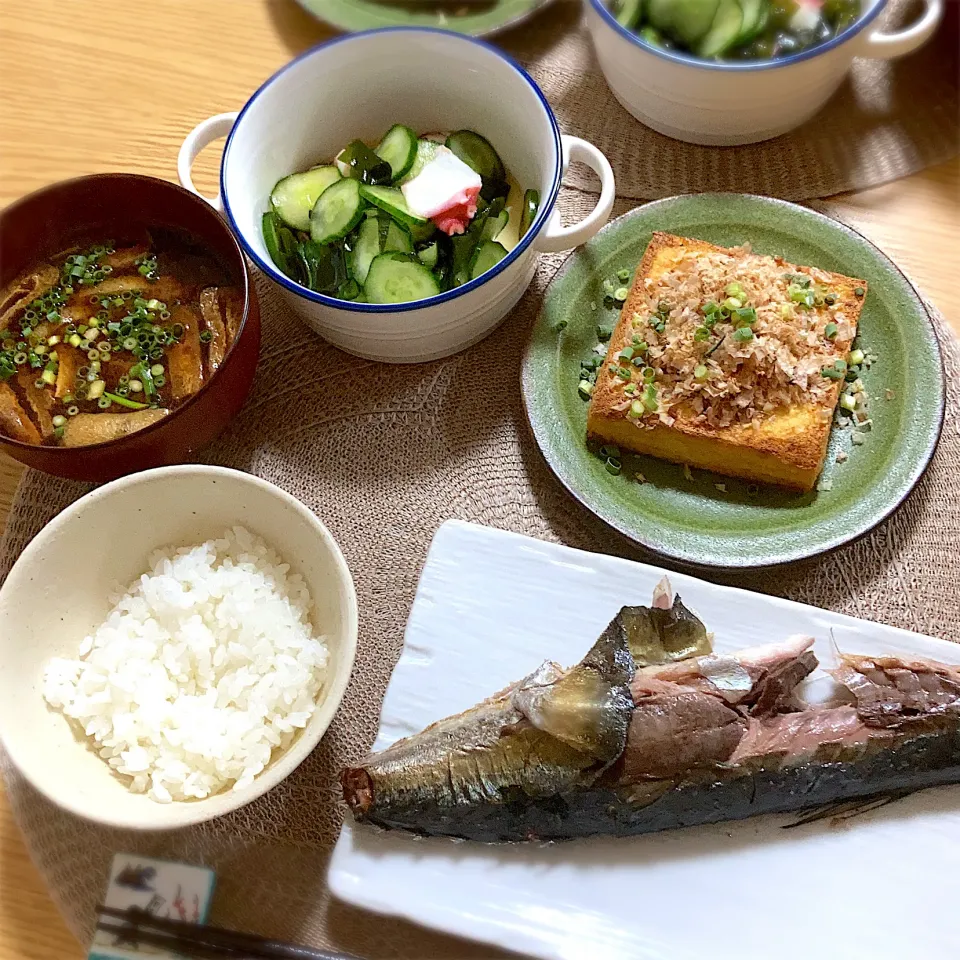 Snapdishの料理写真:鯖の塩焼き、厚揚げ、蛸ときゅうりの酢の物、味噌汁(コーン、薄揚げ)|ツインうさぎさん