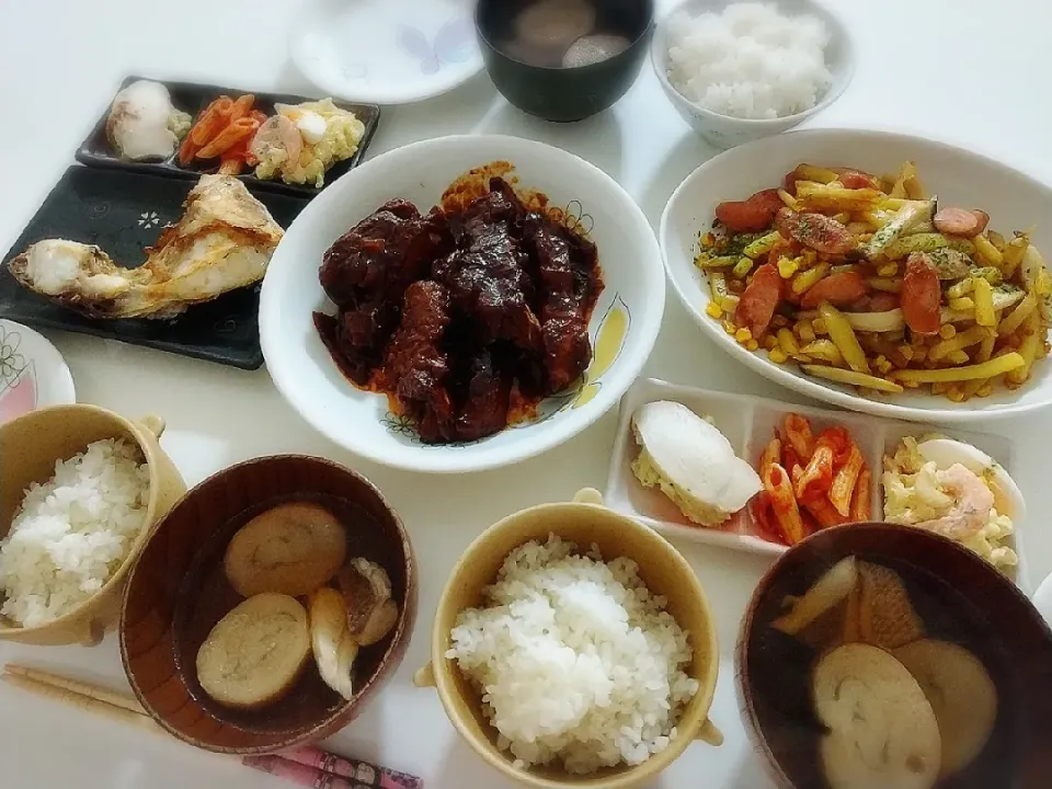 夕食(*^^*)
スペアリブバーベキュー煮
ジャーマンポテトカレー風味
ブリカマ
サラダオードブル
鯛と渦巻き麩のお吸い物|プリン☆さん