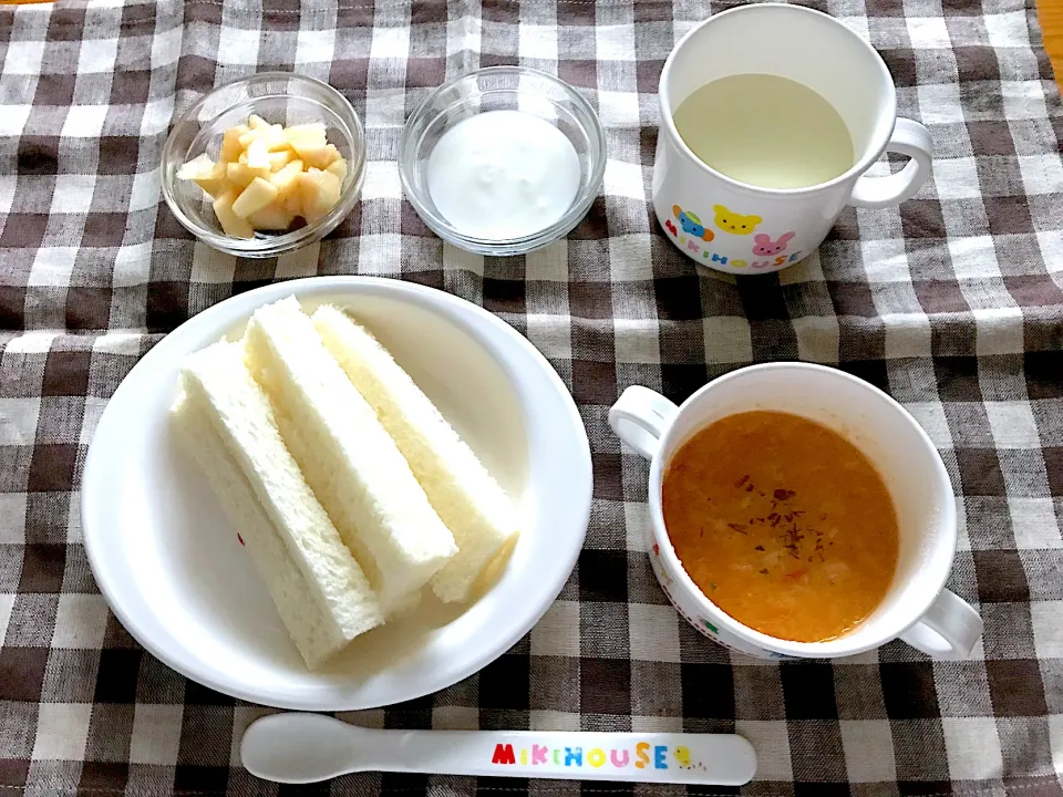 Snapdishの料理写真:【離乳食】タラのトマトポタージュ、食パン、もも、ヨーグルト、ミルク|sayaさん