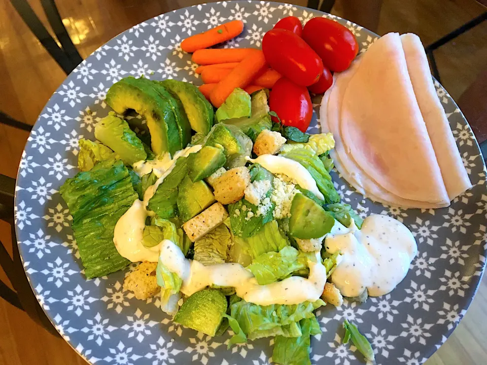 Snapdishの料理写真:シーザーサラダ🥗　ターキーローストのスライスと一緒に　夏のコールドプレート|PeachPieさん