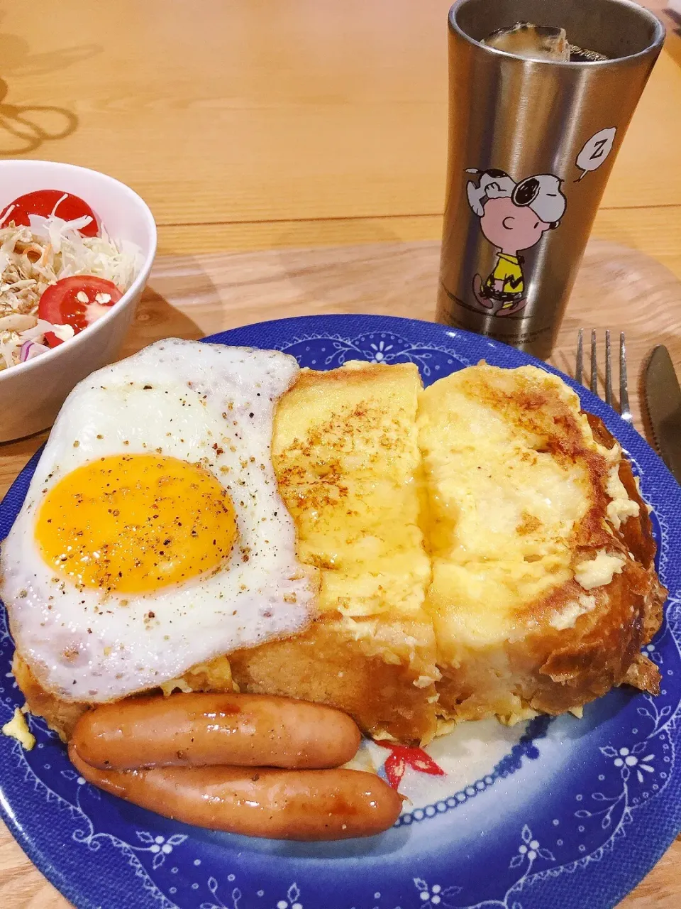 早朝5時とは思えぬ食欲🤣極太フレンチトースト🍞右からプレーン、蜂蜜、目玉焼き👍|海斗さん