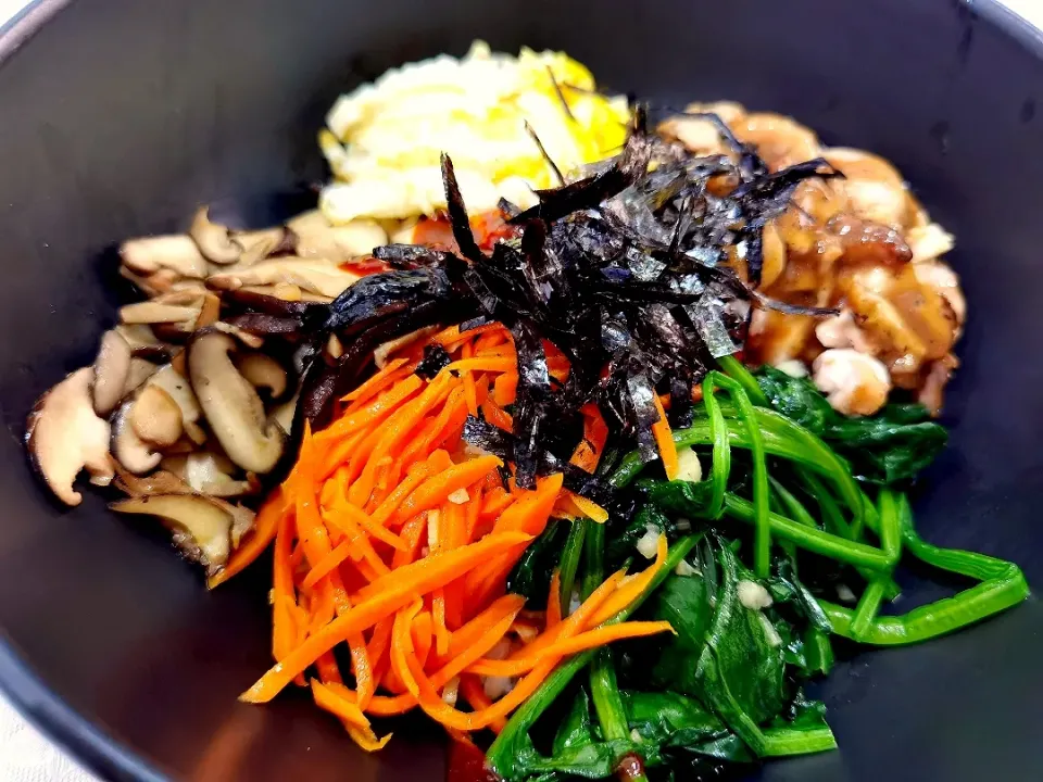 Snapdishの料理写真:Chicken bimbimbap|Nerine by Eisyaramlanさん