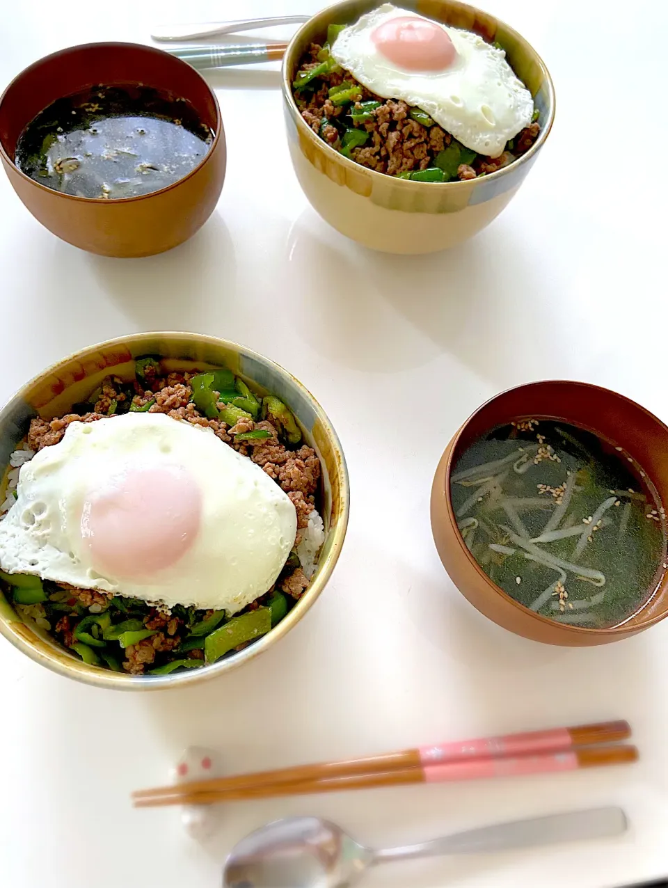 ピーマンひき肉丼、もやしとワカメのスープ|ちゅぱきちさん