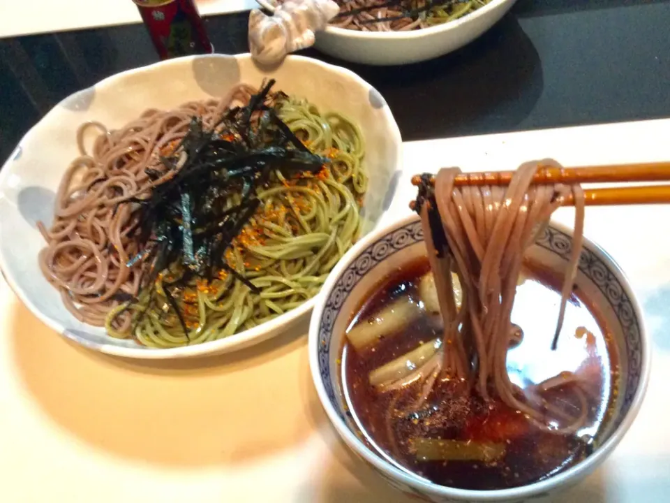 山芋入りの蕎麦と茶蕎麦の２色蕎麦                       お汁は、鳥とつくねとネギを焼いて温かくして。|Takeshi  Nagakiさん