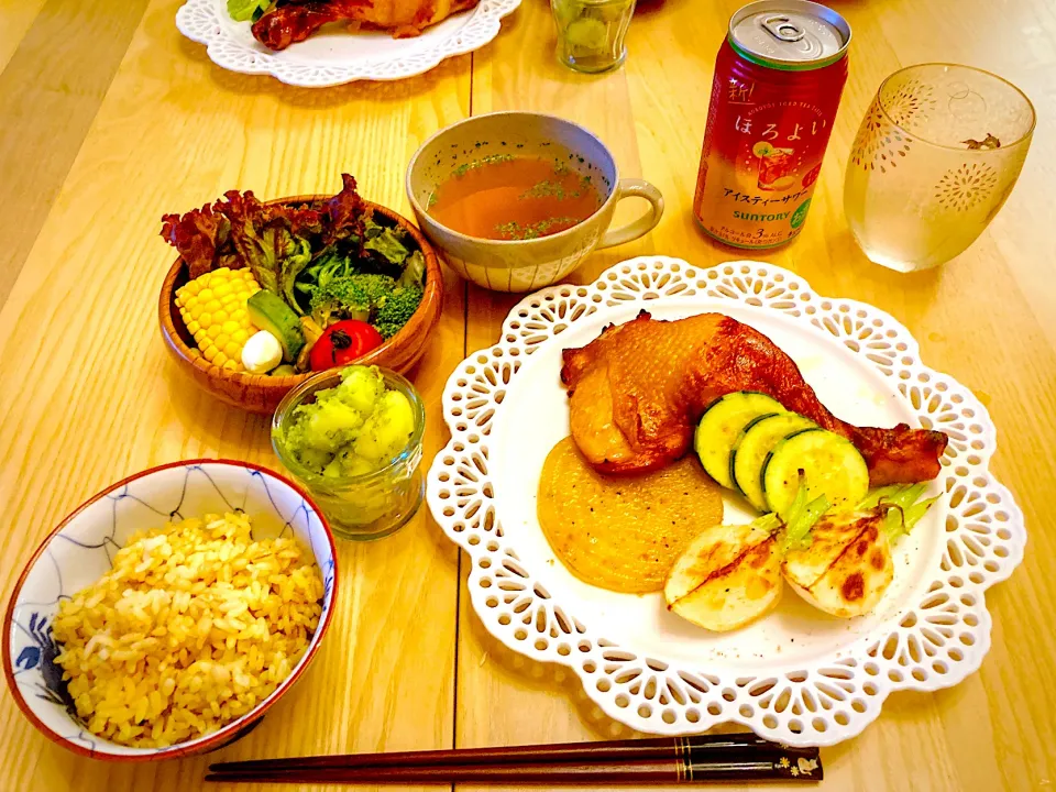 今日の夕食　チキンレッグのグリル焼き　バジルポテト　サラダ　フルーツ玉葱のスープ　もち麦入り胚芽米|ふわ猫はなちゃんさん