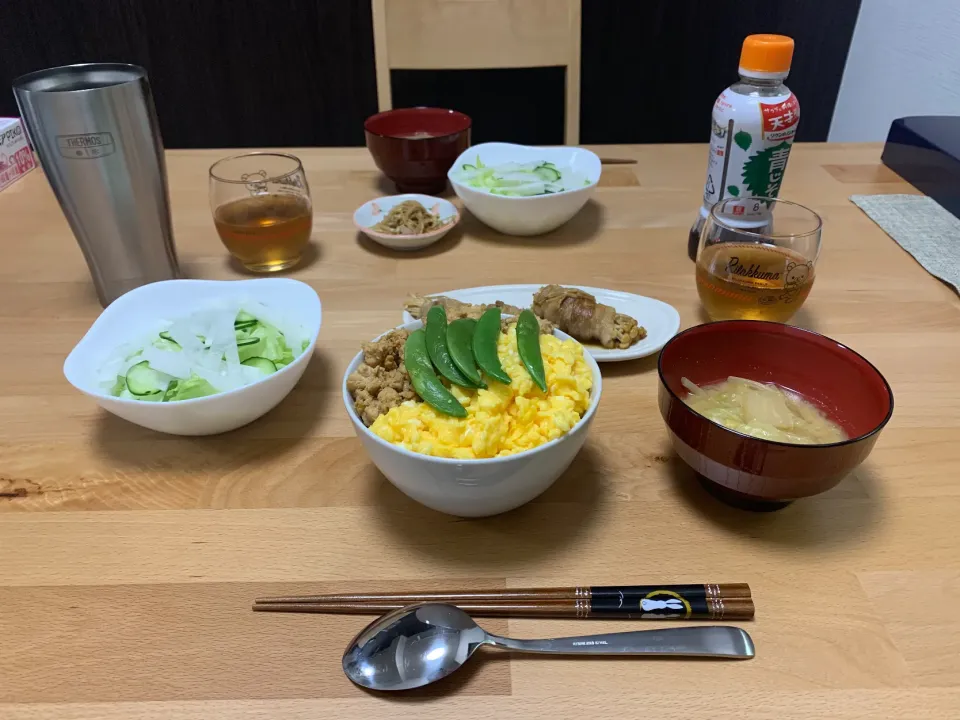 鶏そぼろ丼、えのきの肉巻き、白菜の味噌汁、サラダ|manamaruさん