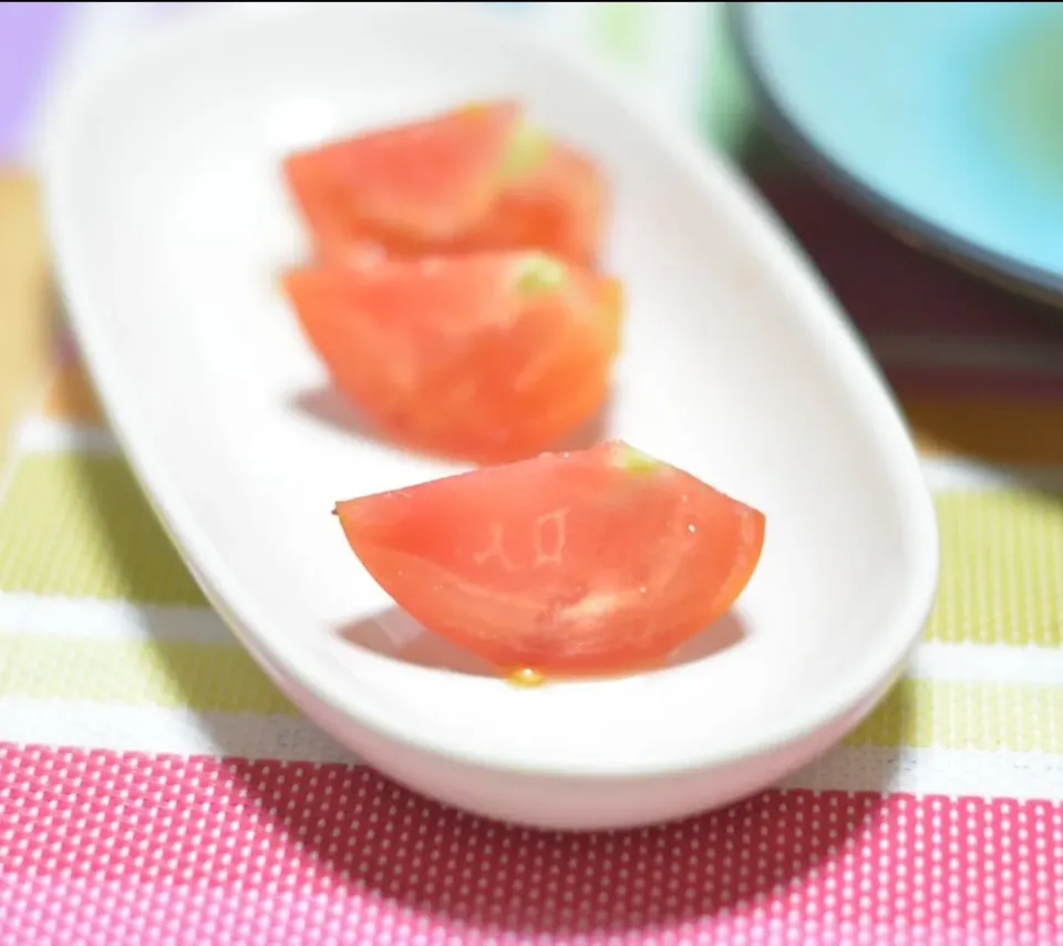 畑で採ったトマトを食べていたら、
「入口」って書いてあったよ。
何の入口？🤣

「出口」も探したけど、見つかりませんでした🚪|さわ太郎さん