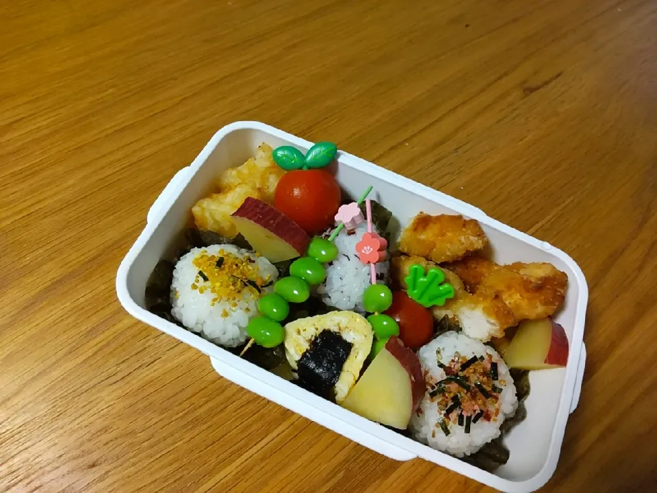 Snapdishの料理写真:お弁当
まんまるおにぎり
ささみスティック
星ポテト
おにぎり卵焼き
サツマイモ甘露煮
枝豆
プチトマト|Aki akikoさん