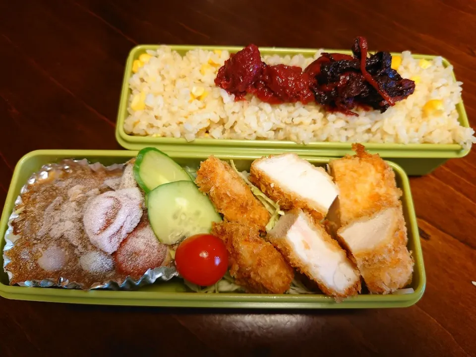 Snapdishの料理写真:とうもろこしご飯とチキンカツ&ハヤシソース弁当|りょーさん