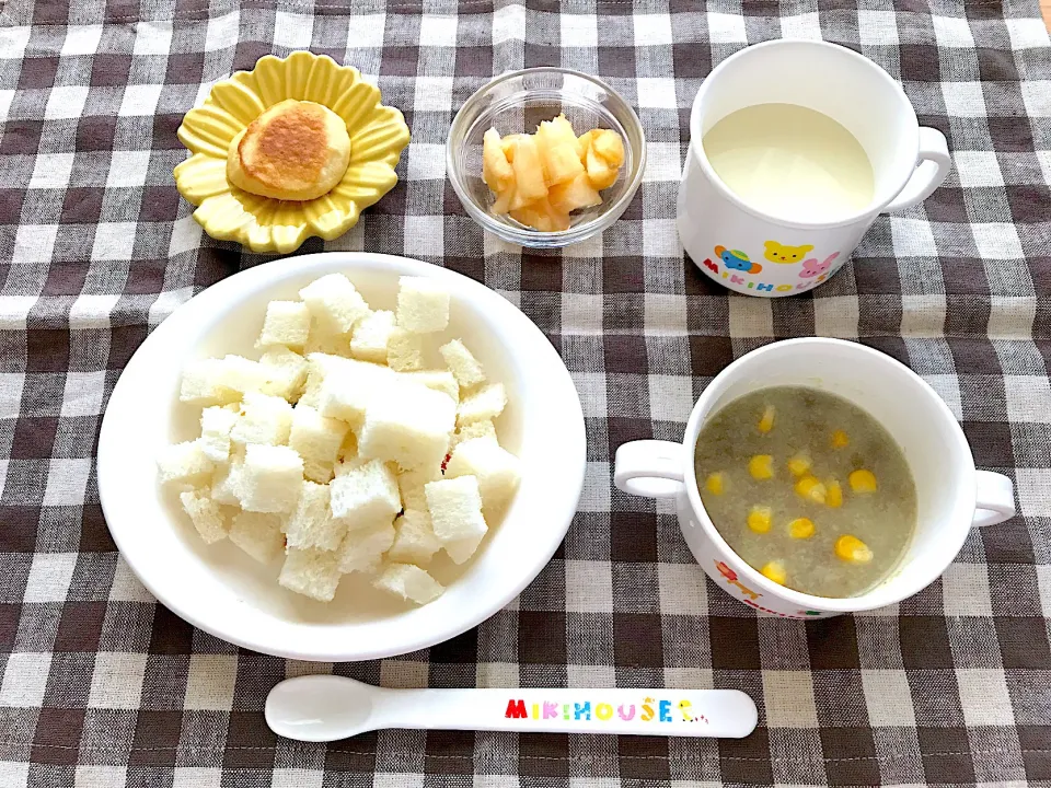 【離乳食】とうもろこしと野菜のビーフコンソメスープ、食パン、パンケーキ、もも、ヨーグルト|sayaさん