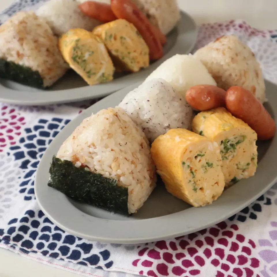 Snapdishの料理写真:高校生男子＆中学生男子夏休み置きランチ🍱面倒なのでおむすびにて🍙|なかじー。さん