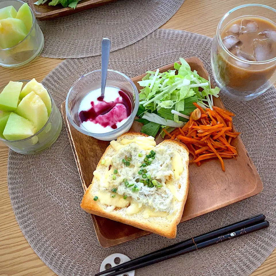 しらすトーストで朝食|ツインうさぎさん