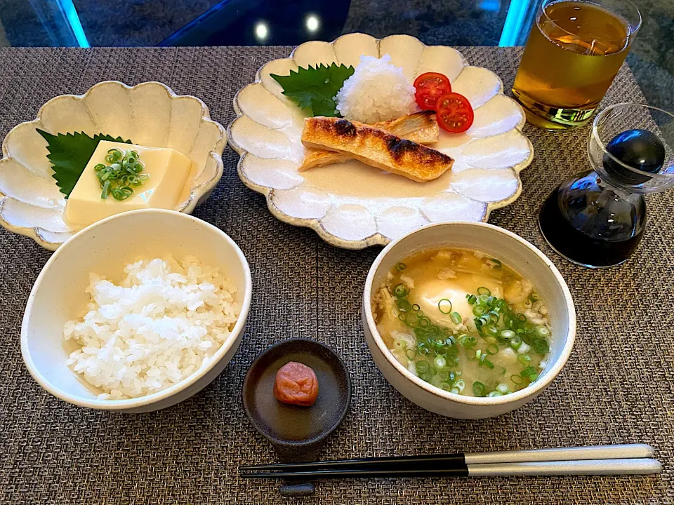 休日の朝ご飯✨
⁡
●鮭ハラスと鬼おろし
●玉子豆腐
●月見お味噌汁
●梅干し
⁡
⁡|yokoさん