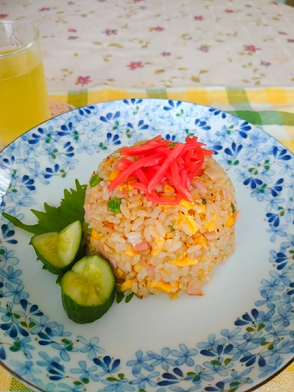 チャーハンです
余ってたキュウリを添えて
紅しょうが たっぷり|🍒ふみりん🍒さん