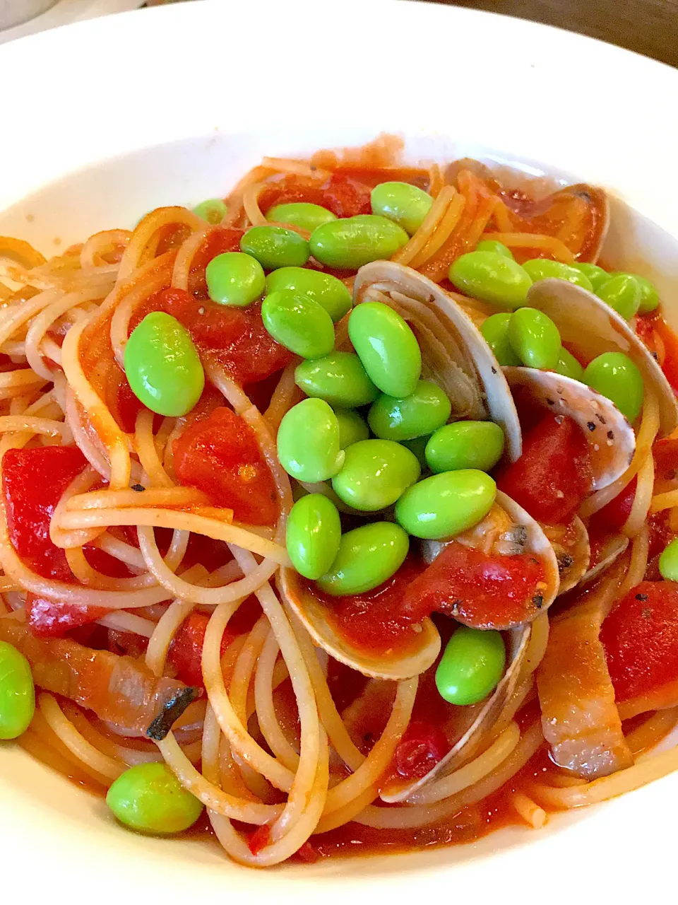 相方作今日のまかない♪ 自家製ベーコンとアサリと枝豆のトマトスパゲティ🍝♪|かっぴーさん