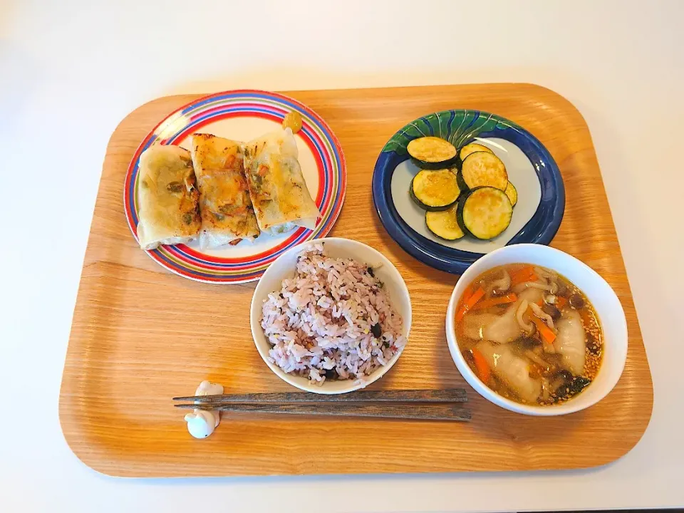 今日の夕食　めかじきと豆苗の春巻き、ズッキーニのポン酢焼き、雑穀米、餃子の塩麹スープ|pinknari🐰🌈さん