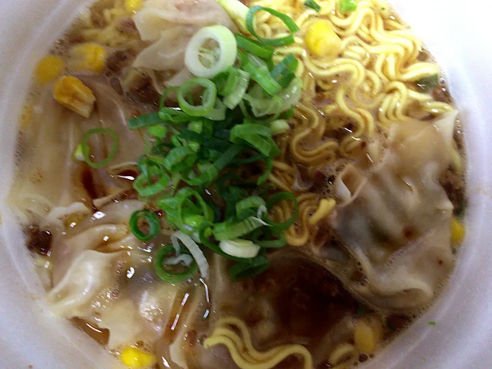 ごつ盛り ワンタン醤油ラーメン|ばーさんさん