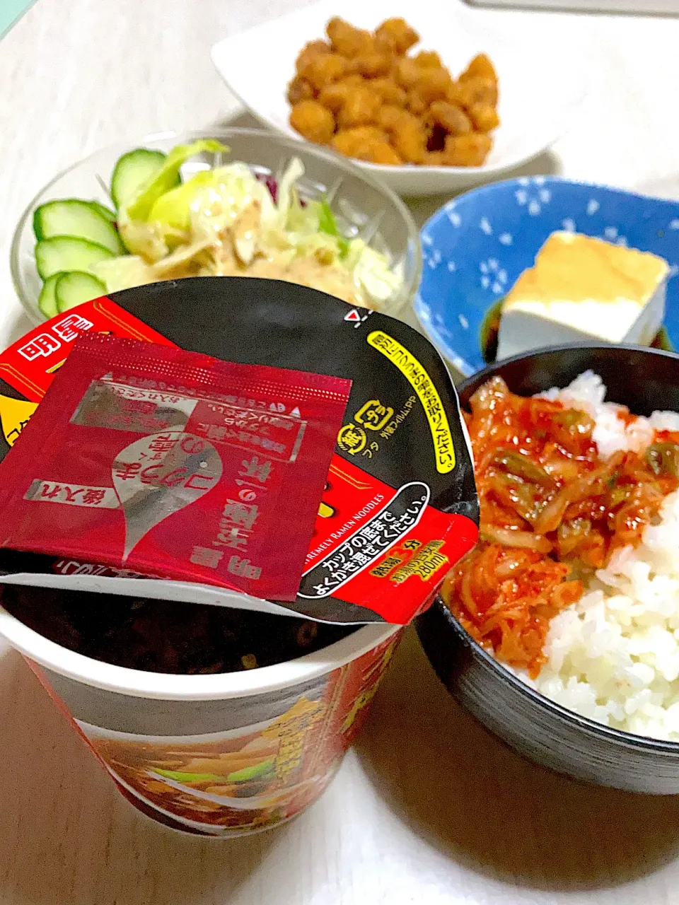 冷蔵庫の中お掃除メニュー、ナンコツの唐揚げ、サラダ、冷奴、キムチご飯、カップラーメン|Ayaさん