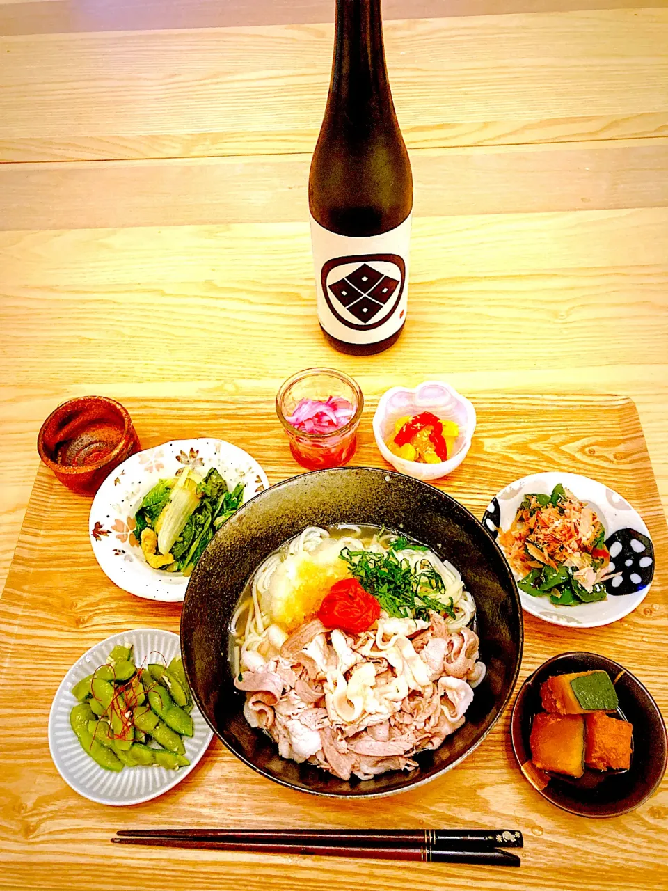 今日の夕食　冷やし豚しゃぶうどん　枝豆のにんにく麺つゆ漬け　しろ菜の煮浸し　レッドオニオンの甘酢漬け　パプリカのピーナッツ和え　ピーマンの甘辛煮　かぼちゃの煮物|ふわ猫はなちゃんさん