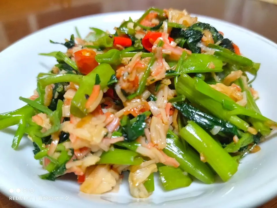 water spinach🌿, crab meat🦀,raw red chili, 🌶️,suted at olive oil garlic with oyster sauce.
simple recipe but so yummy. 😋|mi-amorさん