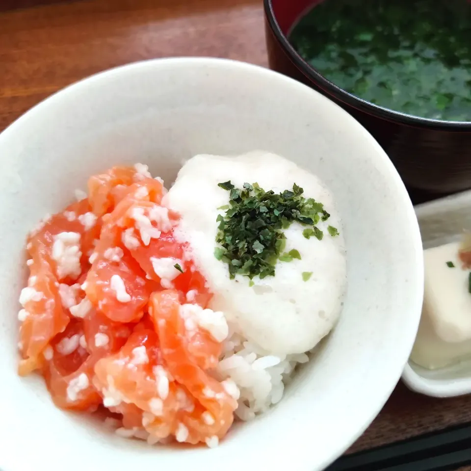 サーモン塩麹&とろろ丼、モロヘイヤすまし汁|マーガリンさん