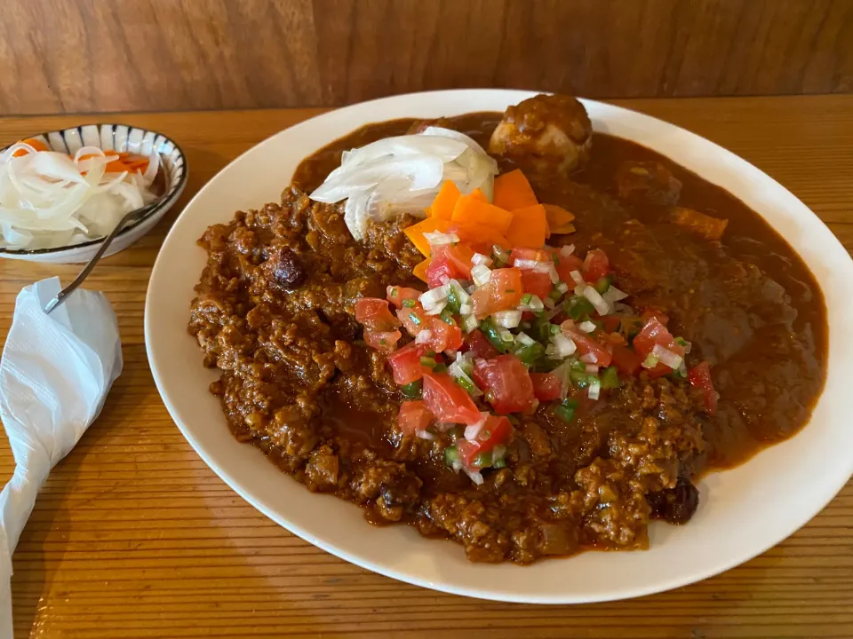 大辛チキン＋極辛とチリコンカン夏のあいがけカレー🍛味玉トッピング🥚ピクルスマシマシ🥒|buhizouさん