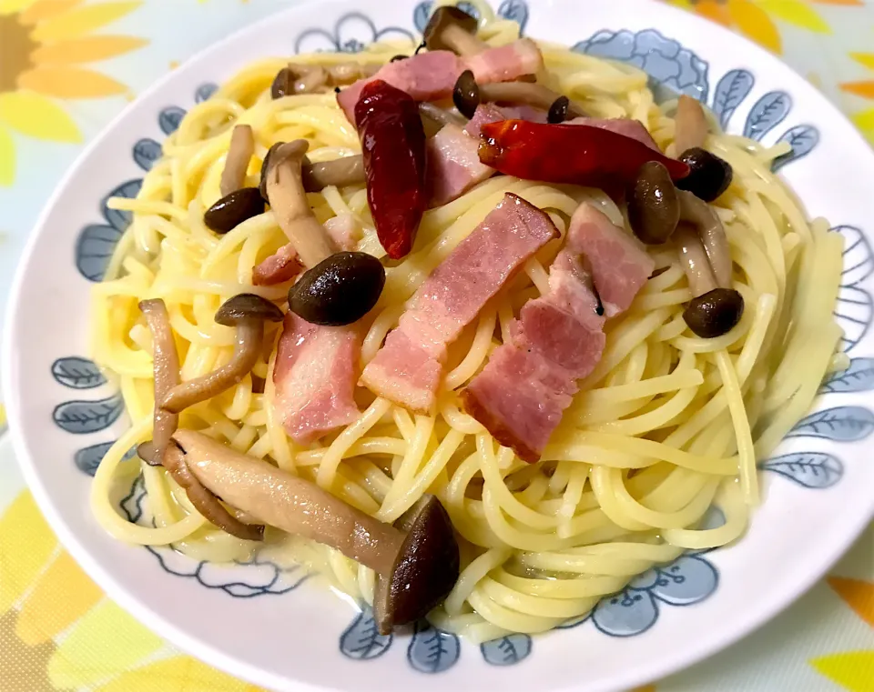 ベーコンとしめじのペペロンチーノ＠ニューオークボ🍝|toshi,I🍴さん