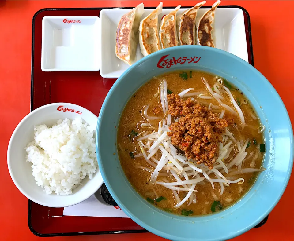 Snapdishの料理写真:味噌ラーメン+ピリ辛挽肉トッピング+半ライス+焼き餃子@くるまやラーメン|morimi32さん