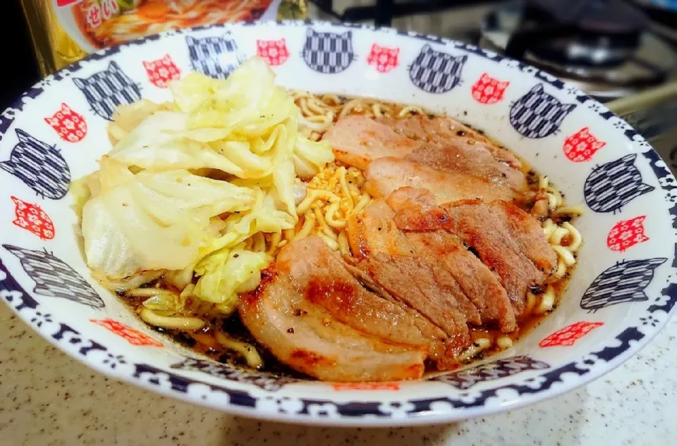 マルちゃん正麺🍜醤油味
#休日お昼ごはん
#連休ほぼ引きこもり
#にんにくパワーで元気復活❣️
#今夜から4連勤がんばってきまーす🎵|GGGさん