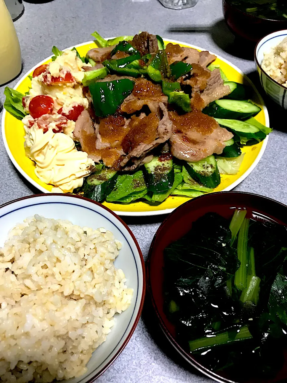 Snapdishの料理写真:肉の下敷きになってるしんなりレタスいい感じ #夕飯 ロウカット玄米ご飯、チーズトマトポテサラ、レタスきゅうりサラダ、宮のタレピーマン焼肉(牛、豚)、小松菜昆布味噌汁|ms903さん