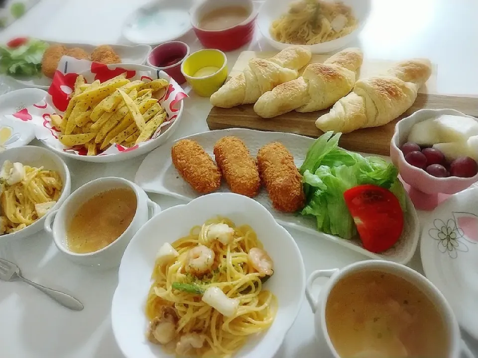 Snapdishの料理写真:夕食(*^^*)
シーフードクリームパスタ🍝
カニクリームコロッケ&サラダ🥗
のり塩フライドポテト
オニオンベーコンスープ
クロワッサン🥐
梨&ぶどう|プリン☆さん