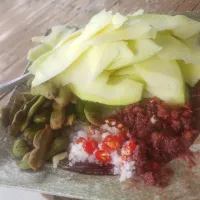 Snapdishの料理写真:mango and tamarind with spicy shrimp paste|Oro De Hitoさん