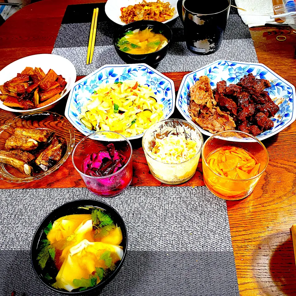 牛バラ肉薄切りと、ハラミブロック味付け肉の焼き肉、野菜炒め、きんぴら天の甘煮、ワンタンスープ常備菜、漬物|yakinasuさん