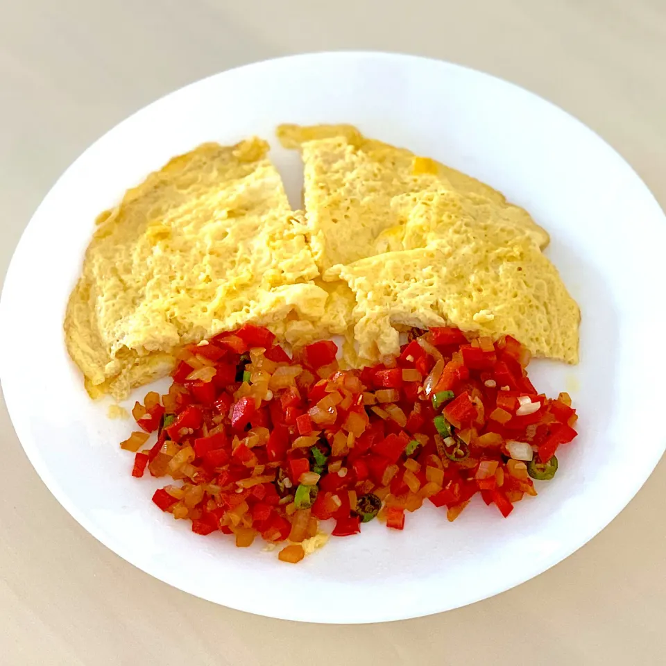 Omelette with red paper|Mona Zhangさん