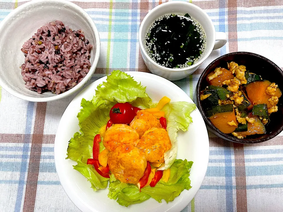 Snapdishの料理写真:エビマヨ＆サラダ、カボチャとピーマンの鶏そぼろ餡かけ、わかめスープ|jackybeanさん