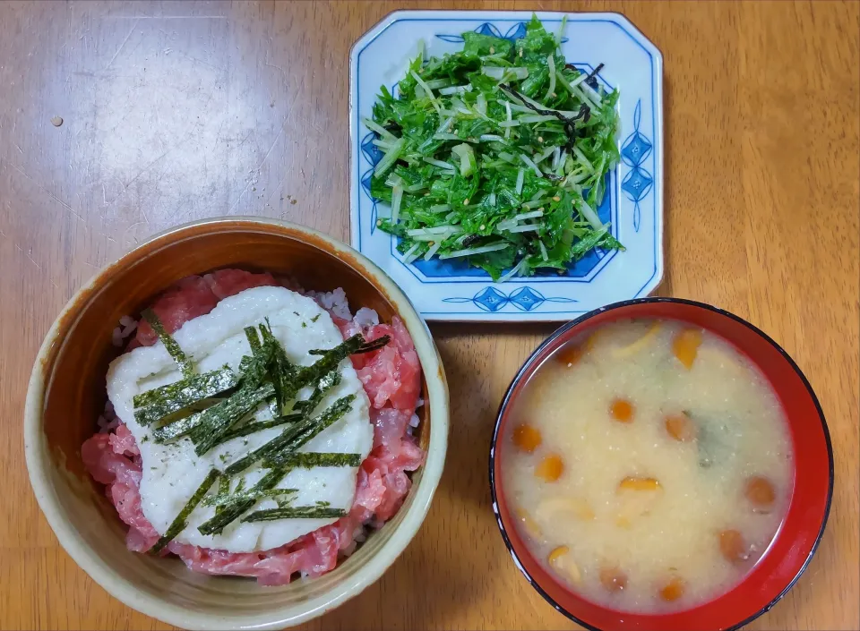 ８月１２日　まぐろとろろ丼　水菜の塩昆布ナムル　なめことわかめのお味噌汁|いもこ。さん