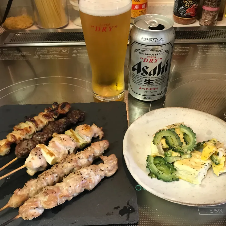 Snapdishの料理写真:焼き鳥とゴーヤチャンプルーで家飲み|sanaeさん