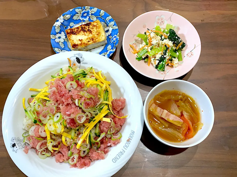 旦那様盛り付けネギとろちらし寿司　レタスとベーコンのトマトスープ　小松菜の白和え　豆腐の梅味噌田楽|おさむん17さん