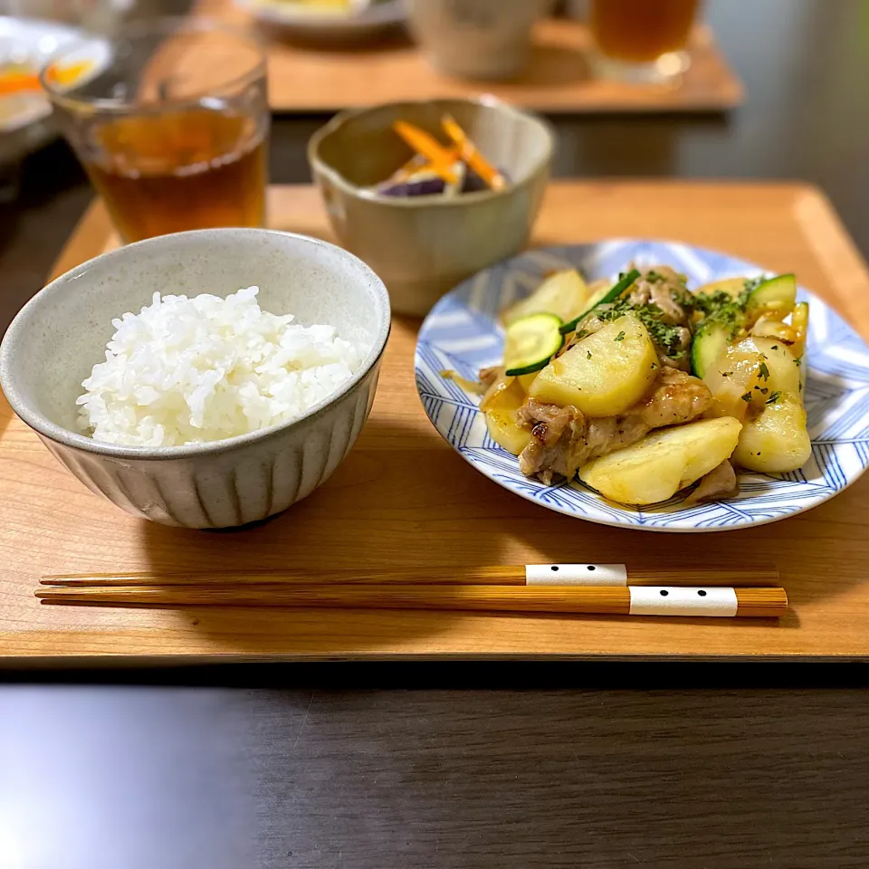 豚こまズッキーニのじゃがバター醤油炒め　なすのマリネ|ちぐあささん