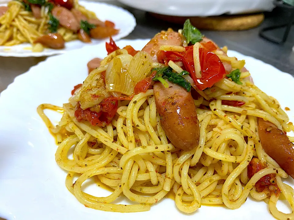 SAUSAGE PASTA tossed in garlic, tomatoes and sweet basil leaves|Laarni Nabongさん