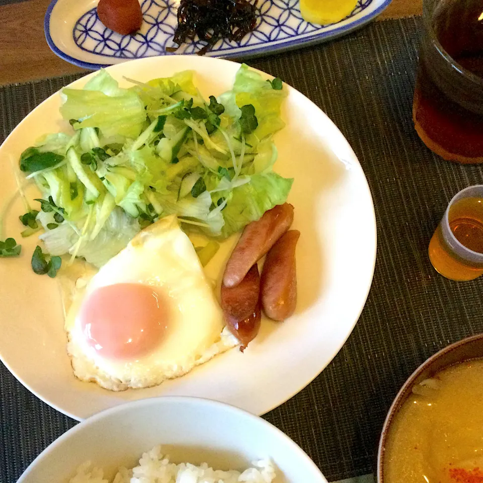 2021年8月14日男前美容師の手作り朝ごはん　目玉焼き　ウィンナー焼き　野菜味噌汁　今日も美味しくいただきました😄|Booパパさん