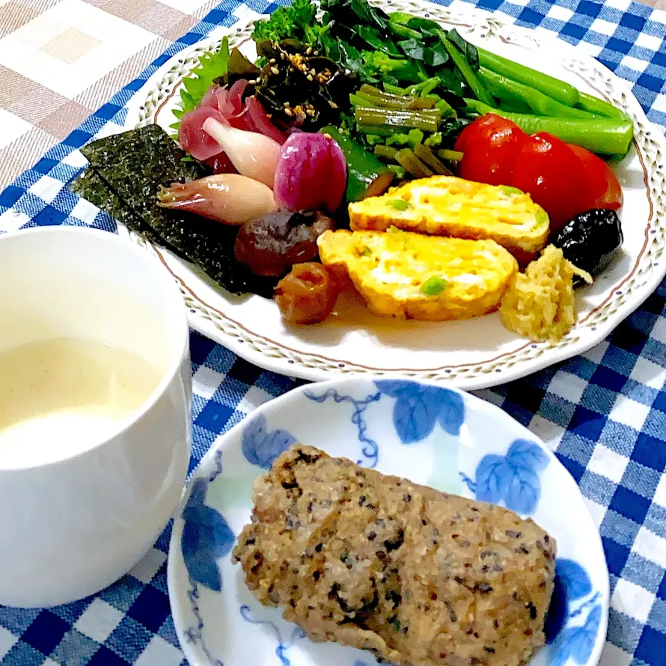 今日の朝ごはん★黒胡麻入りライ麦蒸しパンと枝豆の卵焼き|riko30294さん