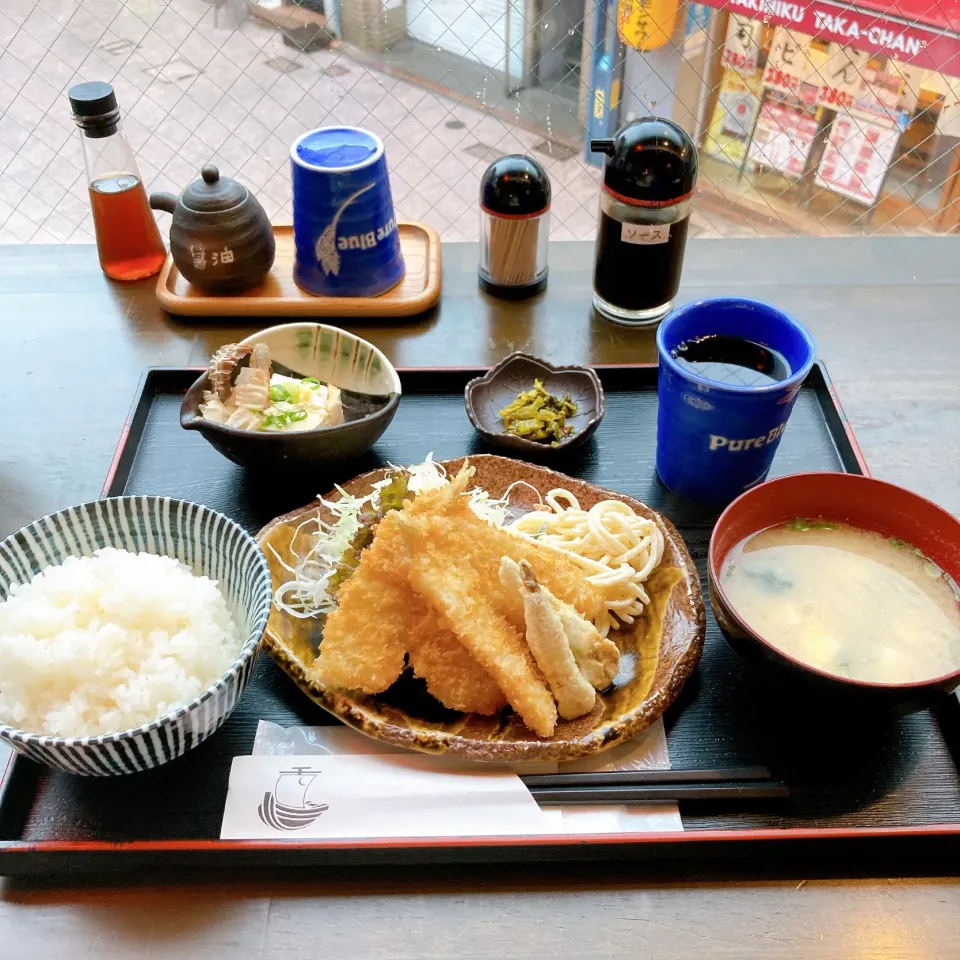 Snapdishの料理写真:キスフライ定食+おまけの子いわし天ぷら|ちゃみこさん